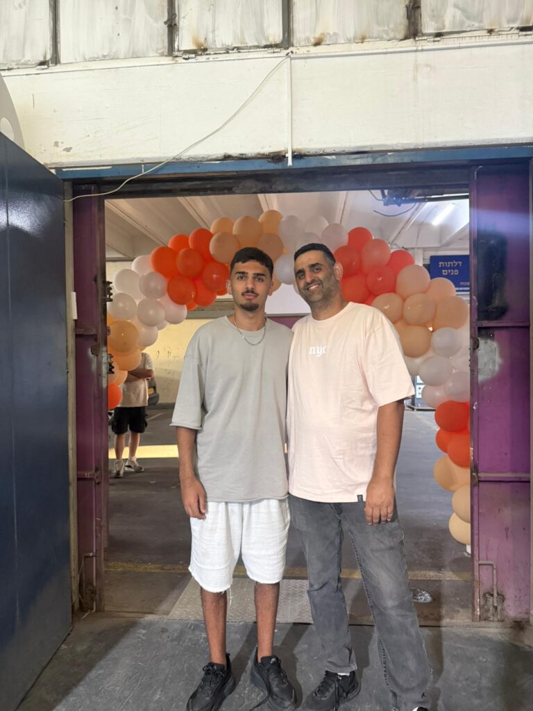 שמעון כהן עם בנו חיים - חבר נאמן